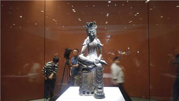 South Korean national treasure number 78, "Pensive Bodhisattva," is displayed at the National Museum of Korea on May 23, 2016. (Yonhap)